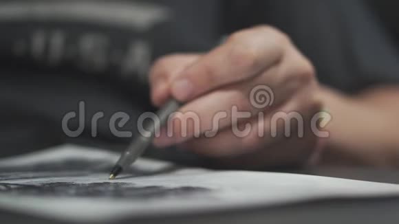 男人用圆珠笔在白纸上画画视频的预览图