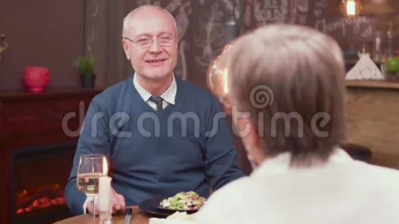 一位老人向他的伴侣求婚的慢镜头画像视频的预览图