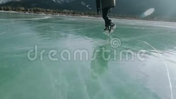 人在冰冻的湖面上滑冰视频的预览图