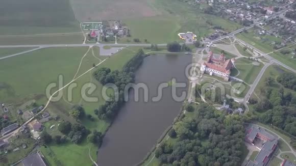在白俄罗斯用和平号城堡的四架飞机进行空中射击该湖位于米尔城堡附近古代和视频的预览图