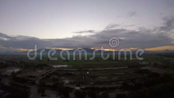缅甸曼德勒山上空的日出时间视频的预览图