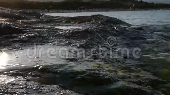 波浪在岩石上视频的预览图