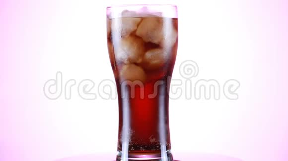 旋转杯的可乐碳酸饮料隔离在白色背景视频的预览图
