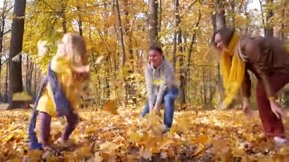 家人在秋天公园玩得很开心视频的预览图