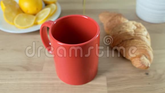 热咖啡倒在橡木桌上的红杯上快关门视频的预览图