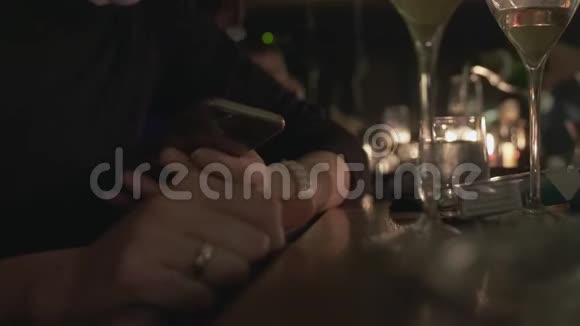 在酒吧里用智能手机发短信的女人视频的预览图