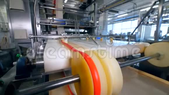 轧辊在工厂的食品设施中工作视频的预览图