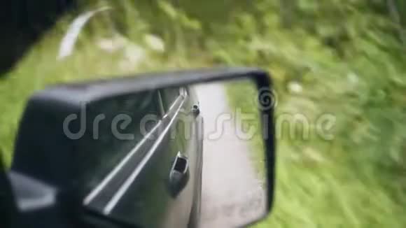 汽车在乡间公路上行驶车轮下的灰尘视频的预览图