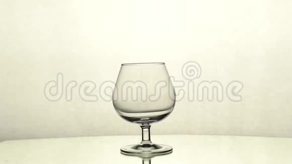 红酒从瓶子里倒入玻璃杯视频的预览图