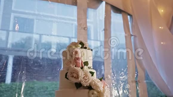在四层婚礼蛋糕和大玫瑰上慢镜头视频的预览图