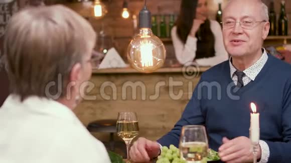 一个约会的老人和他的伴侣喝着一杯酒聊天视频的预览图