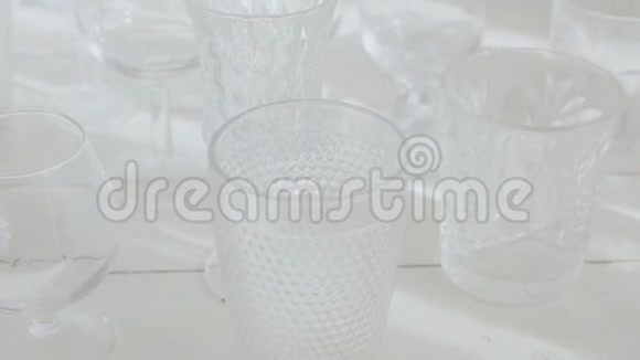 白色wooben桌子上有许多不同的透明眼镜俯视图视频的预览图