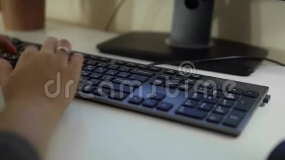日落时分人类双手在键盘上的极端特写4k视频的预览图