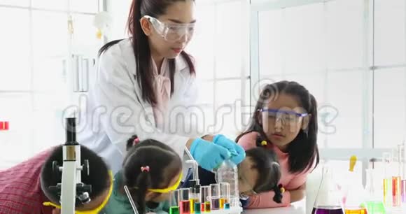 科学老师穿着气球去瓶子视频的预览图