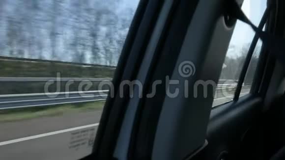 从乘客侧视角射中高速公路视频的预览图