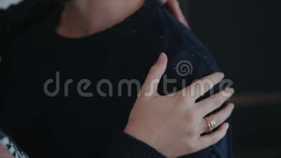 爱情故事男人和女人女人她的手在搂着男人她的阴间朝前移动视频的预览图