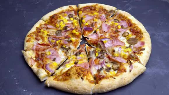 放大带蘑菇和熏肉的黑底披萨视频的预览图