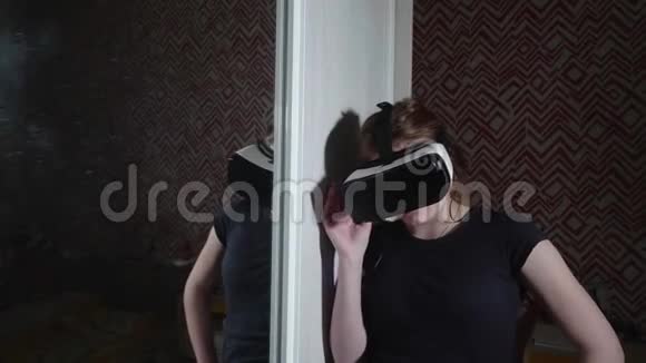 镜中VR眼镜中女孩的倒影视频的预览图