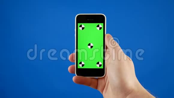 快关门一个男人手拿着一个绿色屏幕的智能手机做滑动触摸和滚动手势蓝色视频的预览图