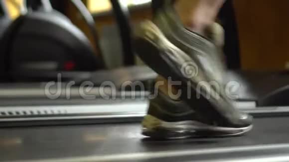 女性腿在健身房跑步机上跑步有目的的女人目标慢动作视频的预览图