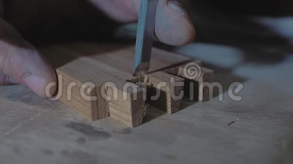 特写木工用凿子在木部上做燕尾在工作台上木匠加工橡木毛坯4k4k视频的预览图