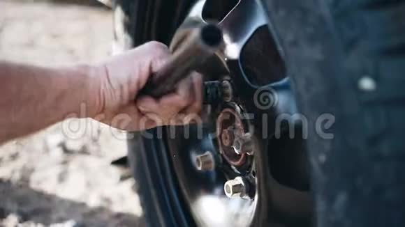 人更换后紧固车轮上的螺母中断EN路线视频的预览图