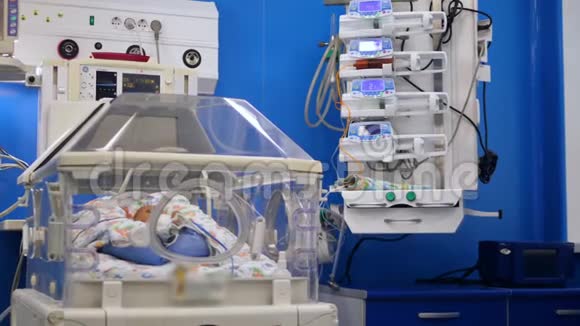 医疗机器在婴儿躺在孵化器里工作视频的预览图