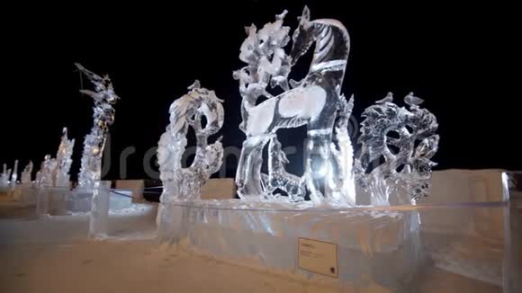 森林里鹿的冰雕俄罗斯的冰雕冰城的雕塑透明雕塑视频的预览图