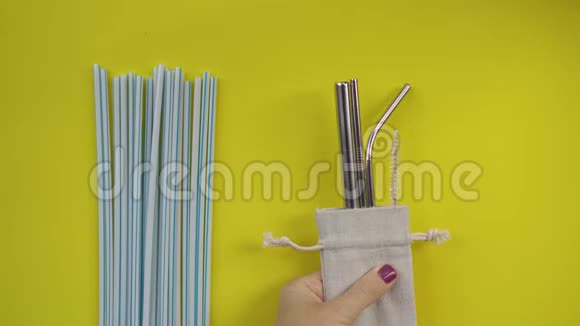 大量塑料吸管和一个袋子上面有三根黄色背景的不锈钢吸管视频的预览图