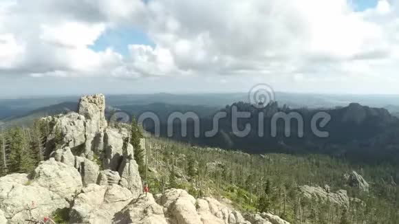 南达科他州黑麋鹿峰的广角景观夏季的黑黑黑黑云卷云舒视频的预览图