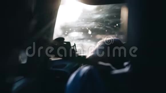 在赛道上开车时从司机身后传来的酷酷的镜头不错的夜光视频的预览图