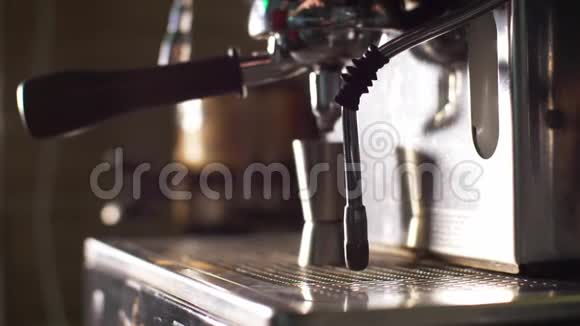咖啡机蒸汽从管道视频的预览图
