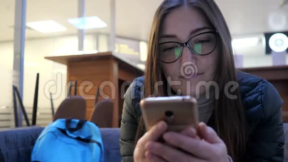 女人用智能手机和朋友聊天微笑视频的预览图