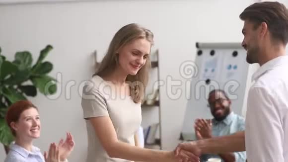 老板祝贺女员工握手称赞幸福女员工视频的预览图