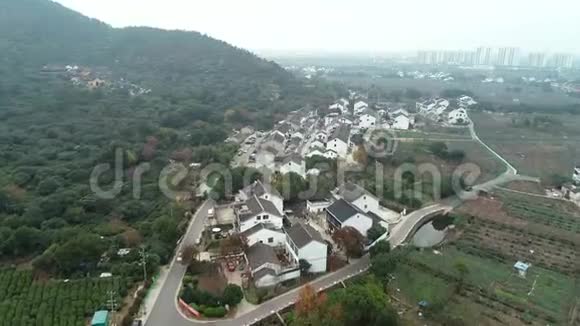 鸟瞰中国山谷和被群山环绕的传统小村庄视频的预览图