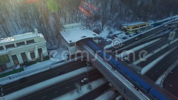 从空中俯瞰地铁列车在外托铁路上行驶城市冬季公路视频的预览图