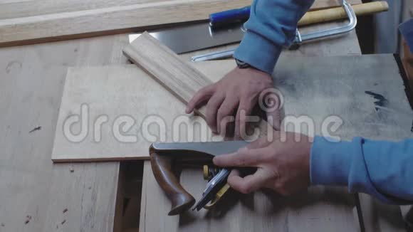 木匠用刨子加工一个角度的木坯木工与刨工一起工作4k4k录像慢动作24视频的预览图