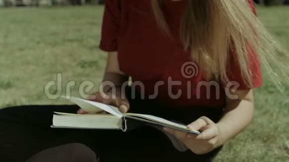 聪明的女孩在户外看书视频的预览图