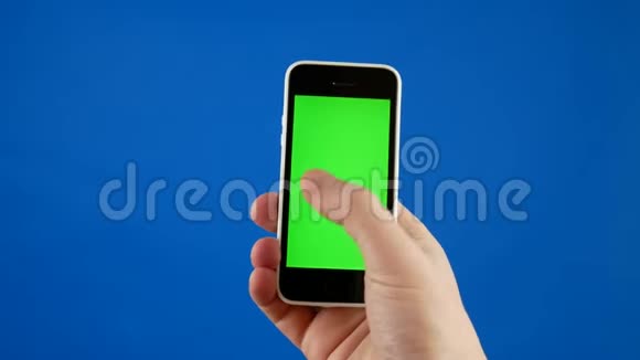 男人手拿着智能手机在一个垂直的位置并作出滑动触摸和滚动的手势绿色视频的预览图