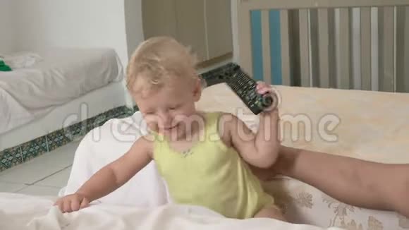 一个小女孩和她哥哥在床垫上玩耍视频的预览图