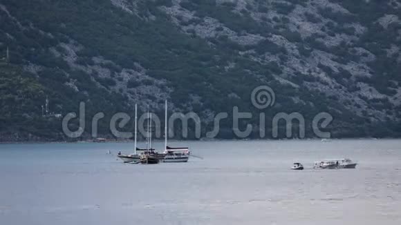 Kotor湾各种船只的时间间隔视频的预览图