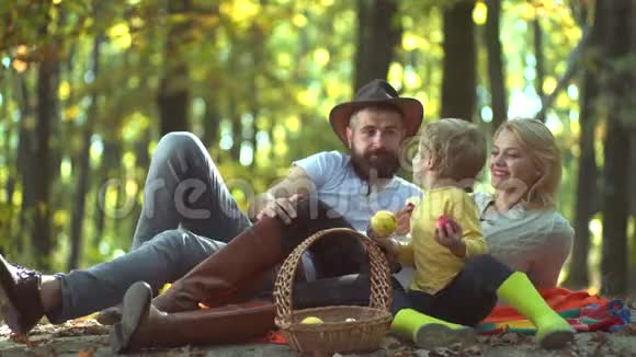 幸福的家庭观念母亲父亲和孩子儿子在日落时自然快乐活跃的家庭在秋季公园美丽美丽视频的预览图