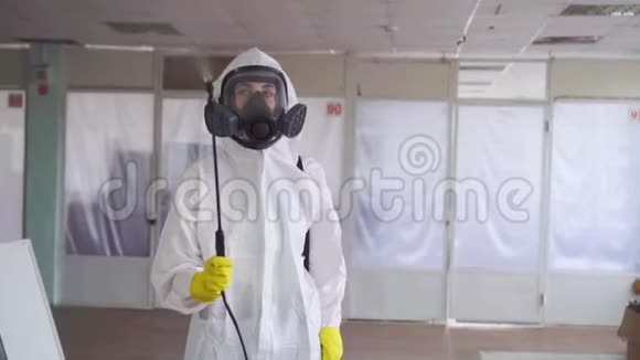 特殊衣物消毒器和带有喷雾器的防护面罩视频的预览图