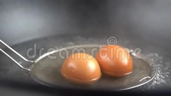 从开水中取出煮鸡蛋的镜头关闭宏观拍摄视频的预览图