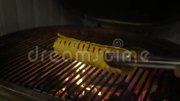 烹饪玉米煎饼用火烤在烤肉上墨西哥菜墨西哥菜视频的预览图