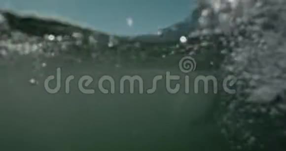 穿着湿衣服的瘦女人在暴风雨中挣扎着强浪在电影镜头上拍摄12位颜色视频的预览图