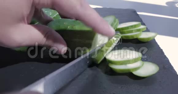 厨师在黑桌上切碎腌黄瓜视频的预览图