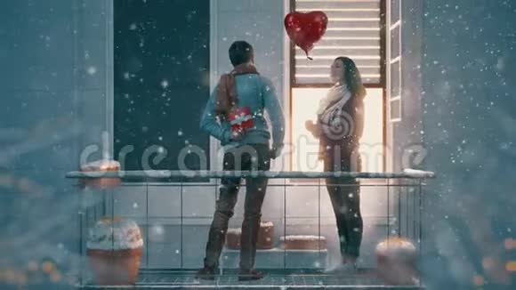 情人节阳台上的情侣视频的预览图