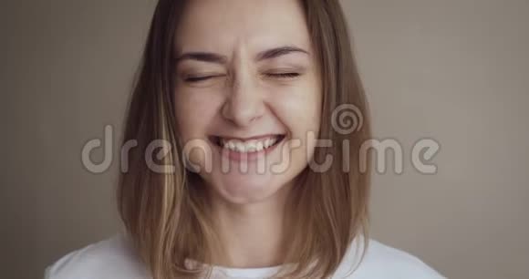 年轻女子微笑和笑在镜头上的肖像视频的预览图