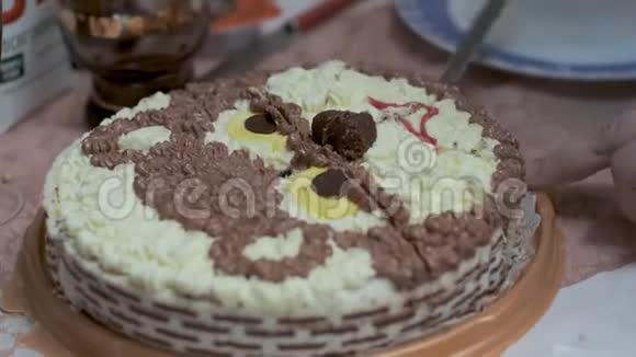 女人用刀切一块开胃的生日蛋糕然后把切片放在盘子里视频的预览图